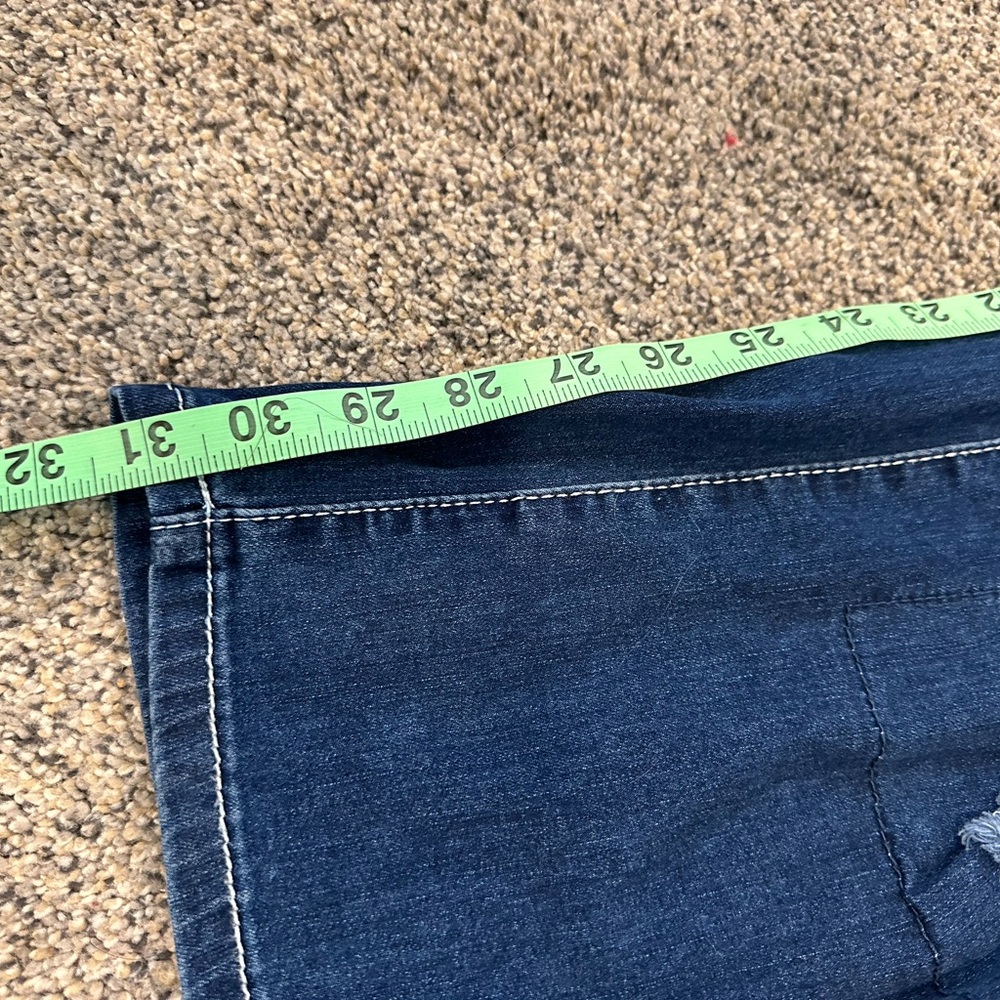Size 2XL stretchy distressed boot leg jeans!! - Picture 5 of 7